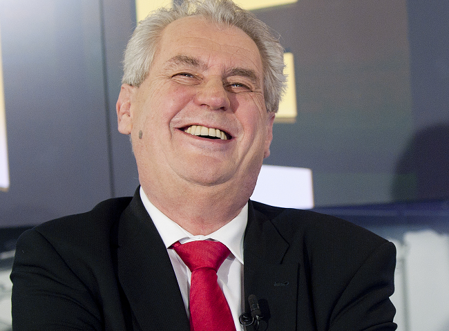 Zeman za svou kampaň dluží ještě tři miliony