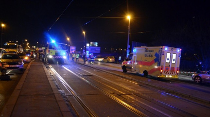 Mladík narazil s autem do hotelu. Střet nepřežil