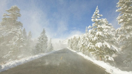 Dopravu komplikuje silný vítr, na silnicích zůstává vrstva sněhu