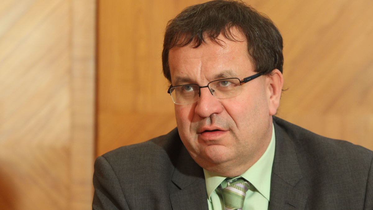 Mládek couvá ze svých prohlášení o parazitujících živnostnících, sám je OSVČ