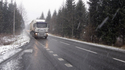 Pozor na sněhový poprašek! Místy mohou silnice namrzat
