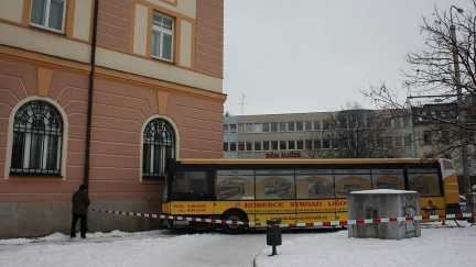Aktualizováno: Autobus narazil do pošty. Řidič se zranil