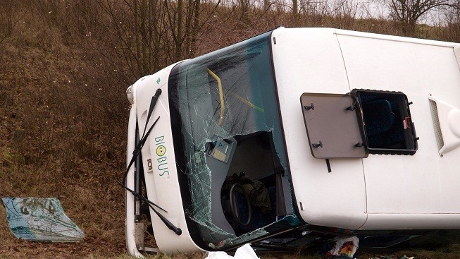 Zranění lidé při nehodě francouzského autobusu u Rokycan odletí domů