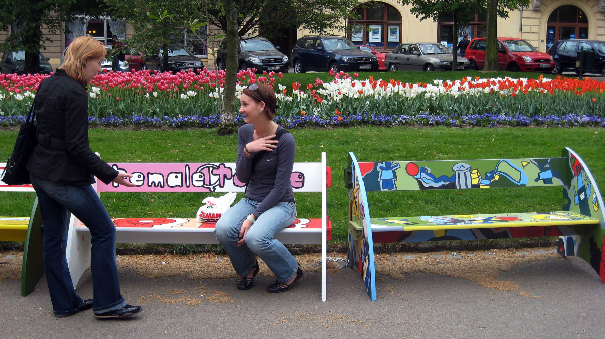 Prodej vyzdobených laviček v Plzni pomůže postiženým dětem