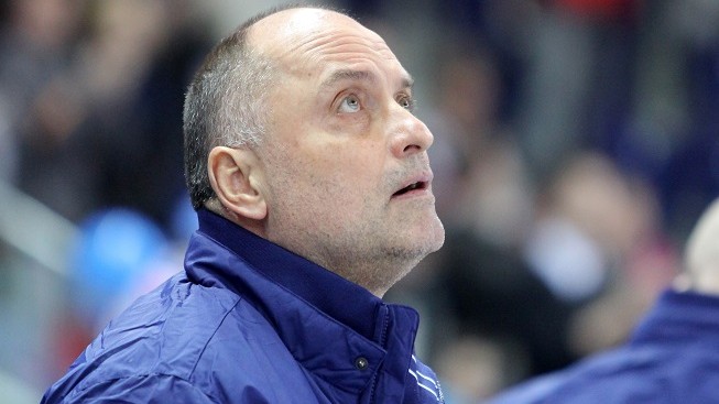 Komentu povede i v příští sezoně trenér Kýhos