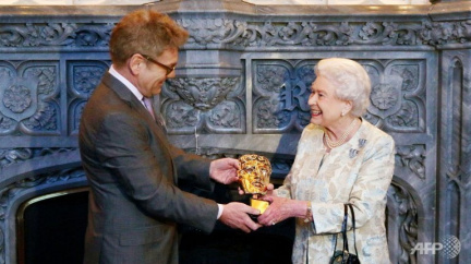 Královna obdržela cenu BAFTA za překvapivou roli Bond Girl