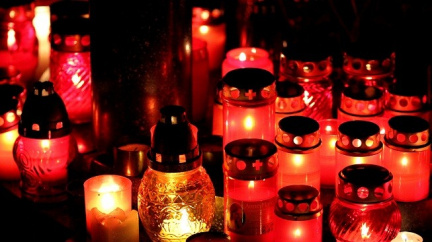 K uctění památky brutálně zavražděné dívky v Jihlavě se sešlo víc než tisíc lidí