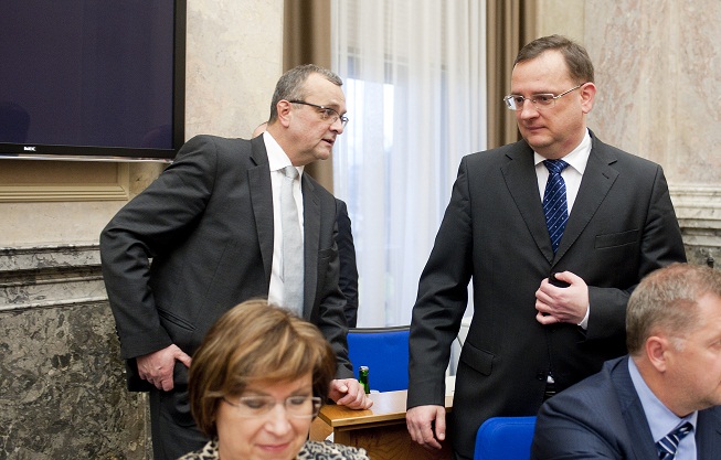 Nečas s Kalouskem mohou do voleb položit vládu, varuje odborník