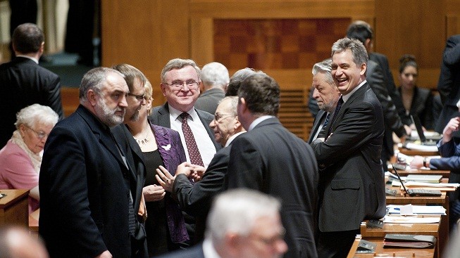 Změny ve stínové vládě ČSSD prý ukazují na pnutí ve straně