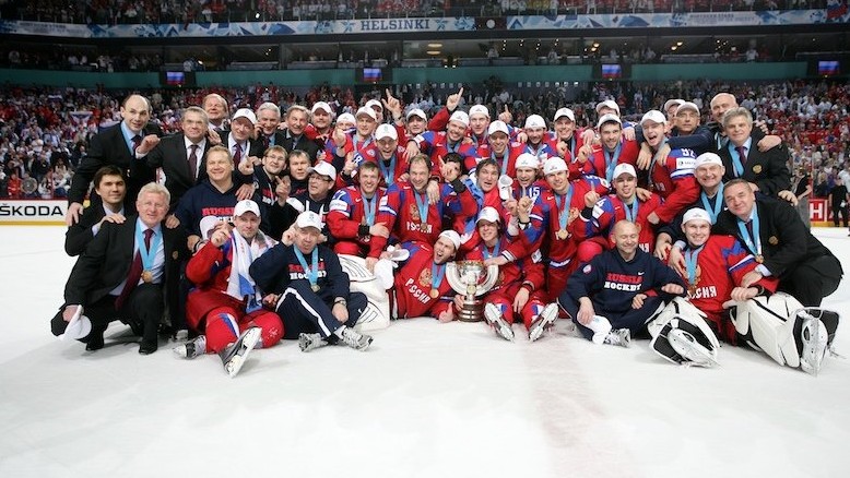 Hokejová reprezentace odletěla na MS, s týmem už je obránce Šmíd