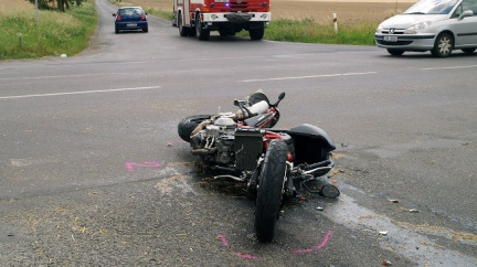 Mladý motorkář zahynul v Brně po srážce s autem