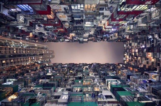 Neobyčejný pohled na mrakodrapy v Hong Kongu