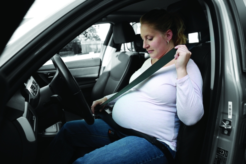 Pás BeSafe Pregnant iZi FIX: Více bezpečí v autě pro těhotné ženy
