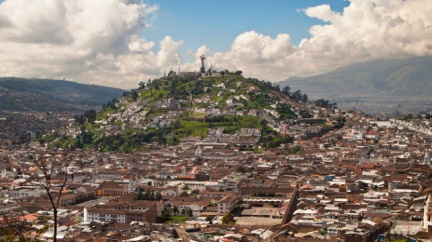 Quito - nejstarší hlavní město v Jižní Americe s řídkým vzduchem a barevnými pončy