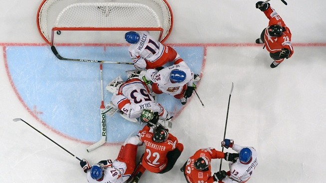 Čeští hokejisté si zkomplikovali cestu do čtvrtfinále, domácí týmy uspěly