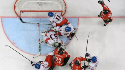 Čeští hokejisté si zkomplikovali cestu do čtvrtfinále, domácí týmy uspěly