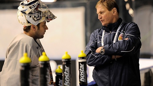 Pavelec naskakuje na led. Vyšle Hadamczik zraněného gólmana do boje?