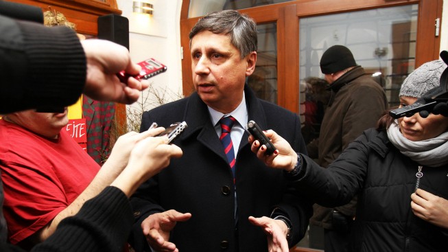 Fischer stále nezaplatil za kampaň, ale přišel s novým termínem splátky