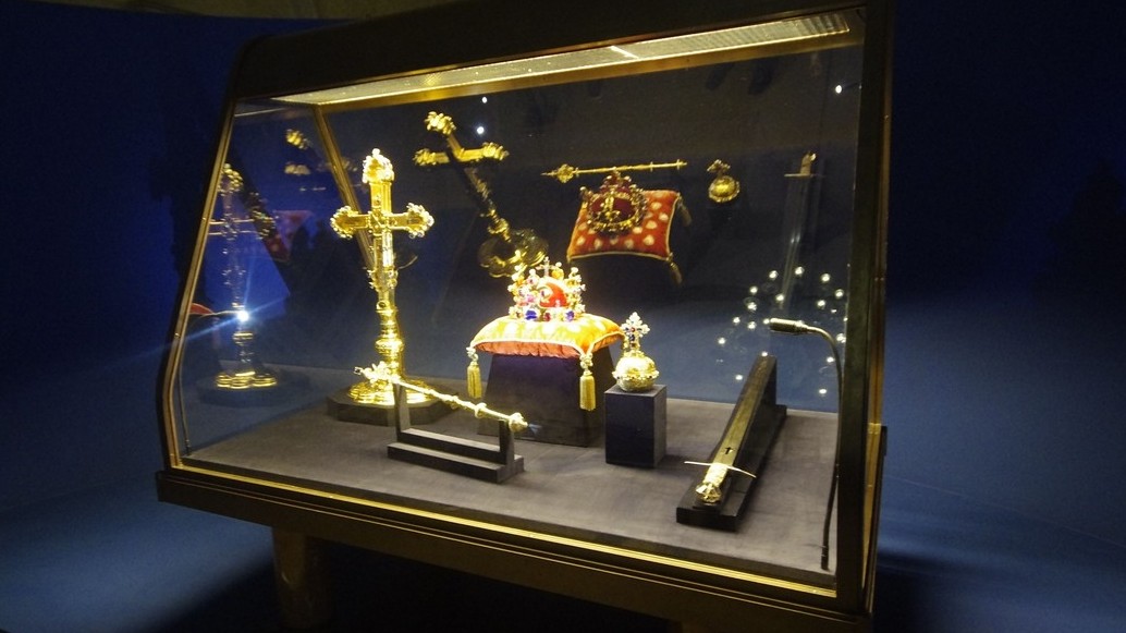 Klenoty si prohlédlo prvních tisíc lidí, fronta je na hodinu