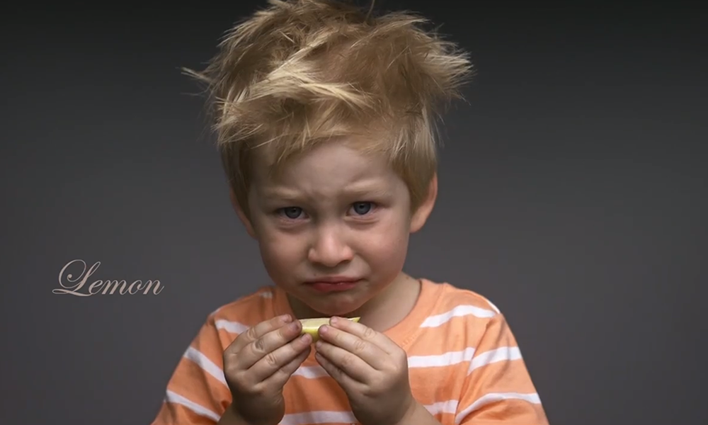 Reakce dětí, které ochutnávají různá jídla poprvé v životě