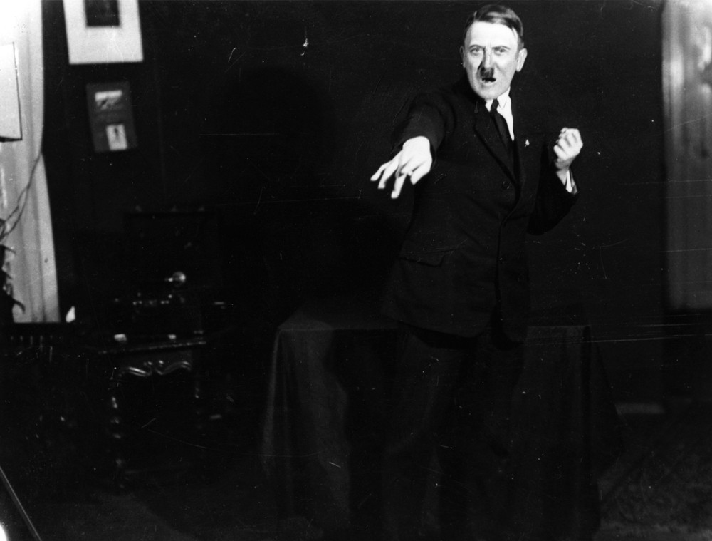 Snímky z nichž mrazí v zádech. Adolf Hitler pózuje při poslechu vlastního projevu