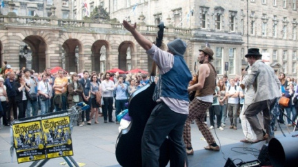 Praha si posvítila na pouliční umělce. Vyhláška pro ně vymezila jen některá místa