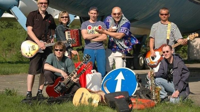 V čele tuzemské hitparády zůstává nové album Tří sester