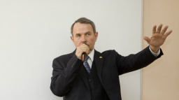 Petr Hájek odsoudil Angelinu Jolie za uříznutá ňadra: Je to temná hra