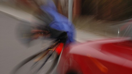 Cyklista zemřel po střetu s autem