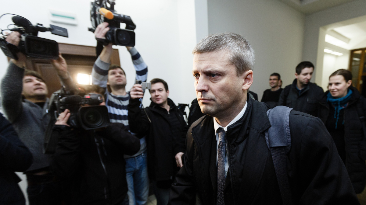 Uvězněnému poslanci Pekárkovi odebrala sněmovna plat i všechny benefity. A Rath?