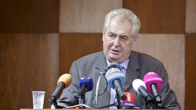 Zeman vnímá ověřené podpisy poslanců jako garanci právního úkonu