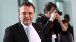 Na sudetoněmeckém sjezdu vyzdvihovali Nečasův projev, Zemanovo jméno ani nepadlo