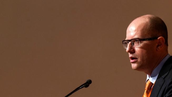 Zeman nikdy neudělá Sobotku premiérem, nese se sídlem ČSSD