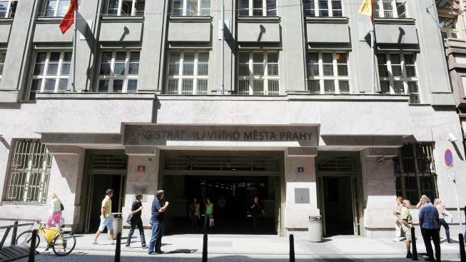 Praha nesmí podepsat smlouvu s vítězem dvoumiliardového tendru