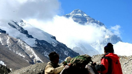 Nepálská vláda zavádí nová opatření na přelidněném Everestu