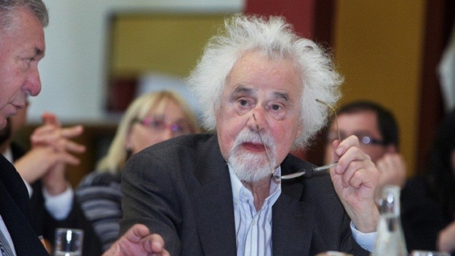 Zeman při smutečním projevu: Jméno Valtra Komárka by nemělo být politiky zneužíváno