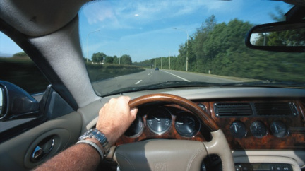 Psaní SMS zpráv je za volantem třikrát nebezpečnější než alkohol