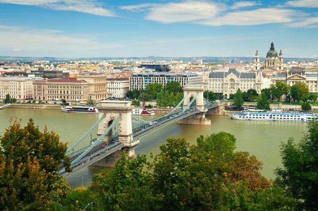 Nechte se hýčkat Budapeští - městem pikantního guláše a bublajících pramenů