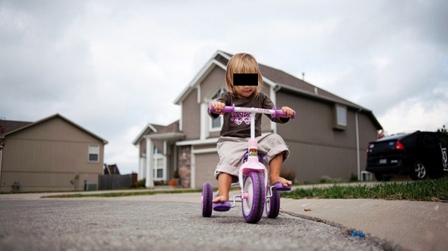 Děvčátko (3) vážně zranilo důchodce. Z místa činu uteklo na tříkolce!