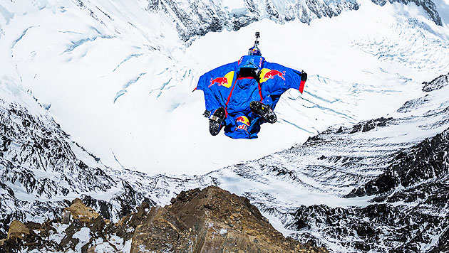 Basejumper skočil z Everestu!