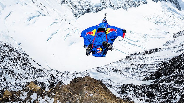 Basejumper skočil z Everestu!