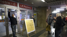 Sebevrah rozbil čelní sklo vlaku. Metro hodinu stálo