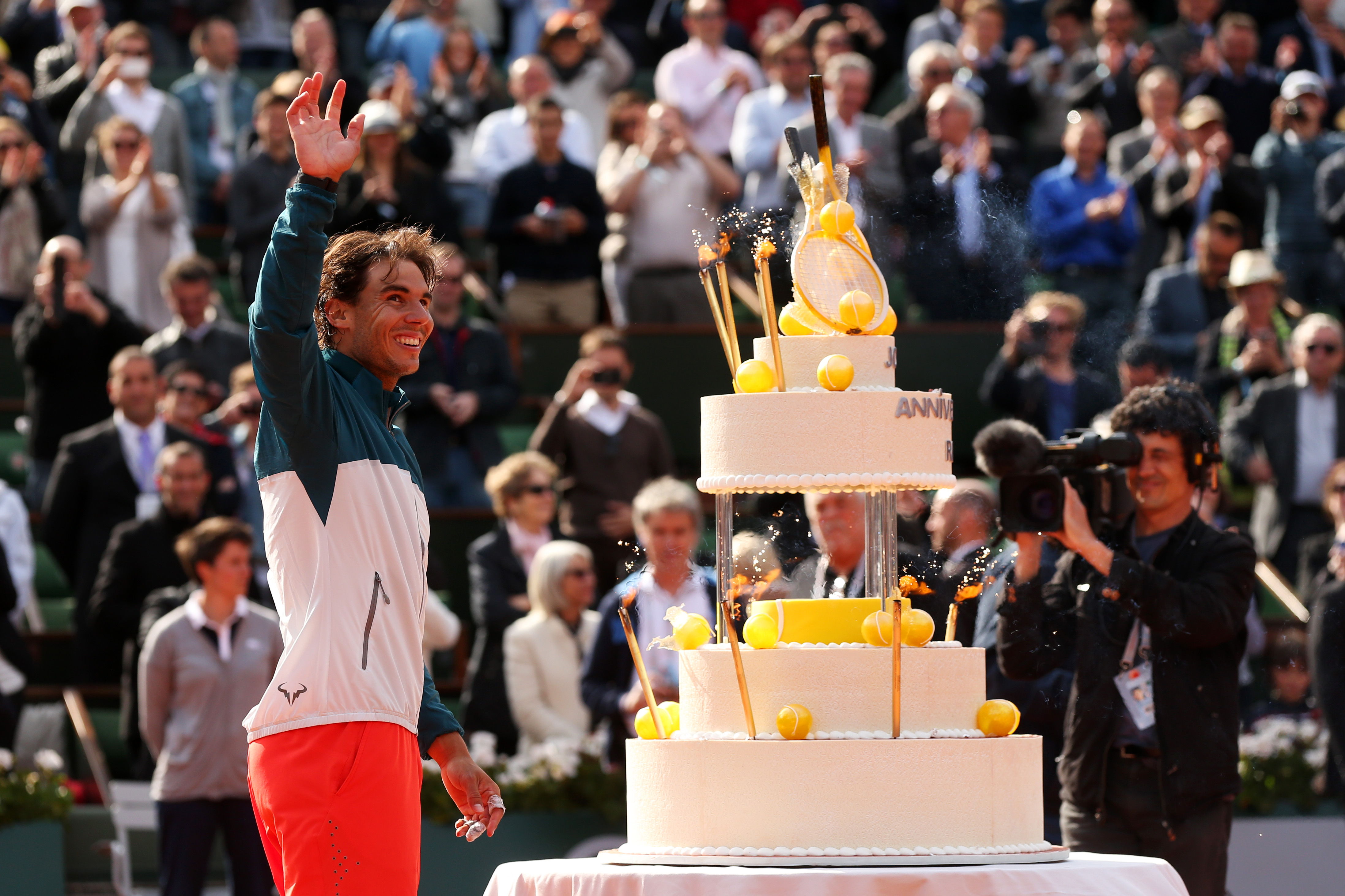 Dojemné chvíle na French Open: Antukový král oslavil narozeniny přímo na kurtu!