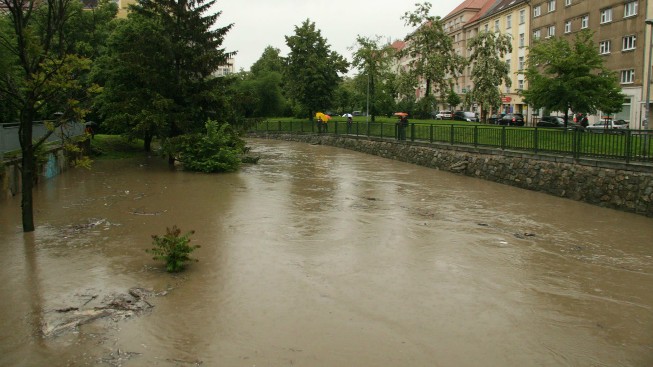 Lidé v okolí pražské Rokytky odklízejí škody po velké vodě