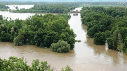 Aktualizováno: V Mělníku stále hrozí protržení promáčené hráze
