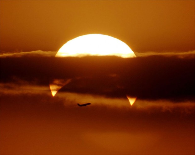 Fotka dne: Zatmění Slunce s přeletem letadla