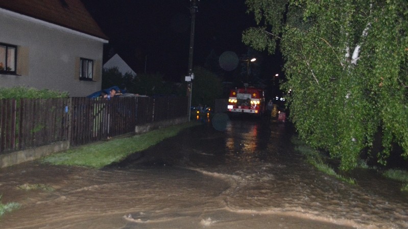 Českem se opět prohnaly bouřky. Voda strhla část domu a shazovala stromy