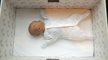 Proč spí finská mimina v papírových krabicích?