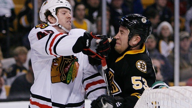 Chicago nebo Boston? Bitva o nejslavnější hokejovou trofej se blíží
