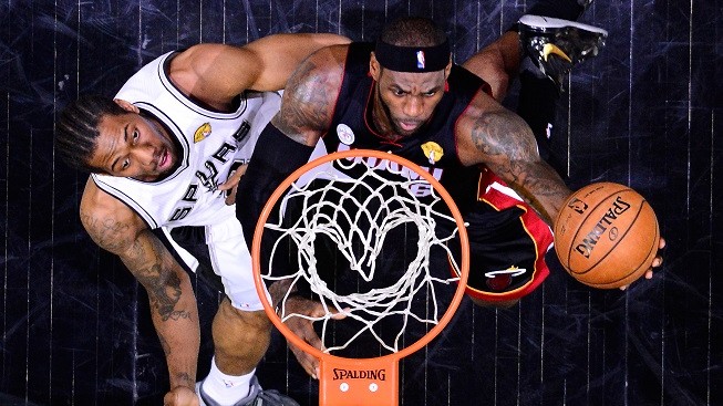 Je srovnané! Miami vrátilo San Antoniu úder, James přispěl k výhře 33 body